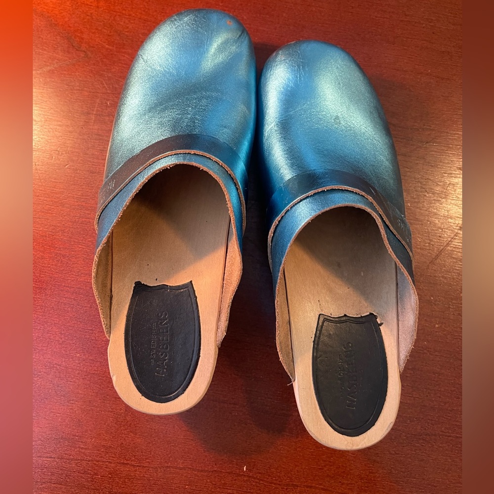 Swedish Hasbeens husband blue metallic clog